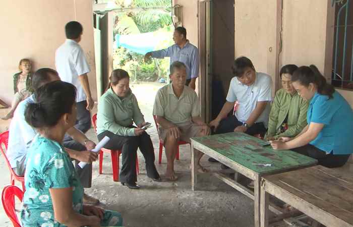 Lãnh đạo huyện Long Phú kiểm tra kích hoạt Tài khoản định danh điện tử